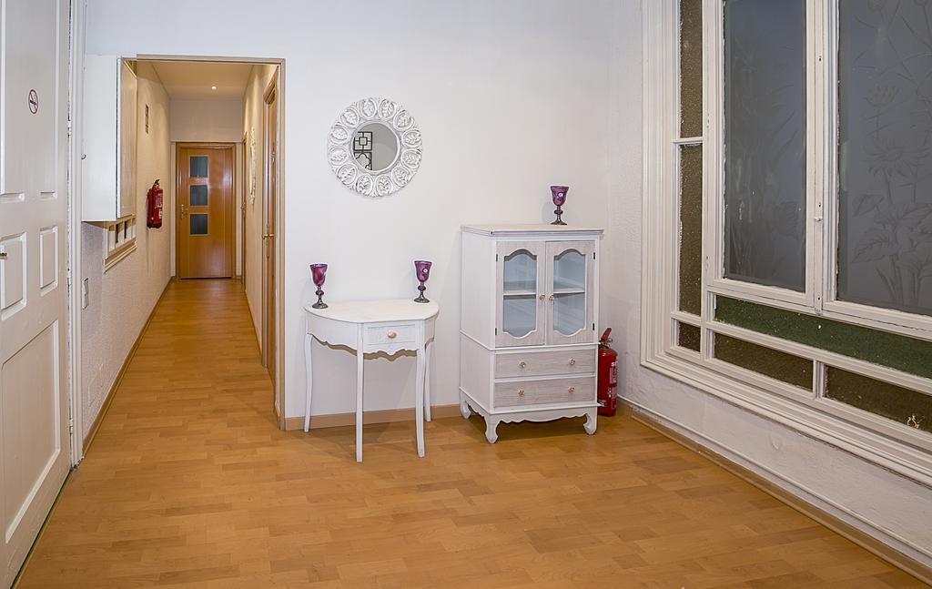 Hostal Balmes Centro Барселона Экстерьер фото
