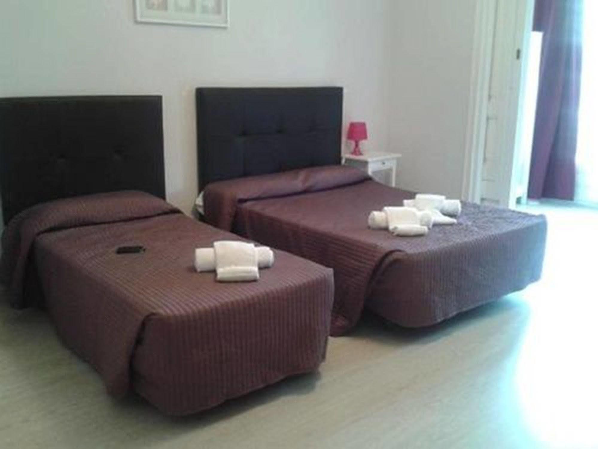 Hostal Balmes Centro Барселона Экстерьер фото