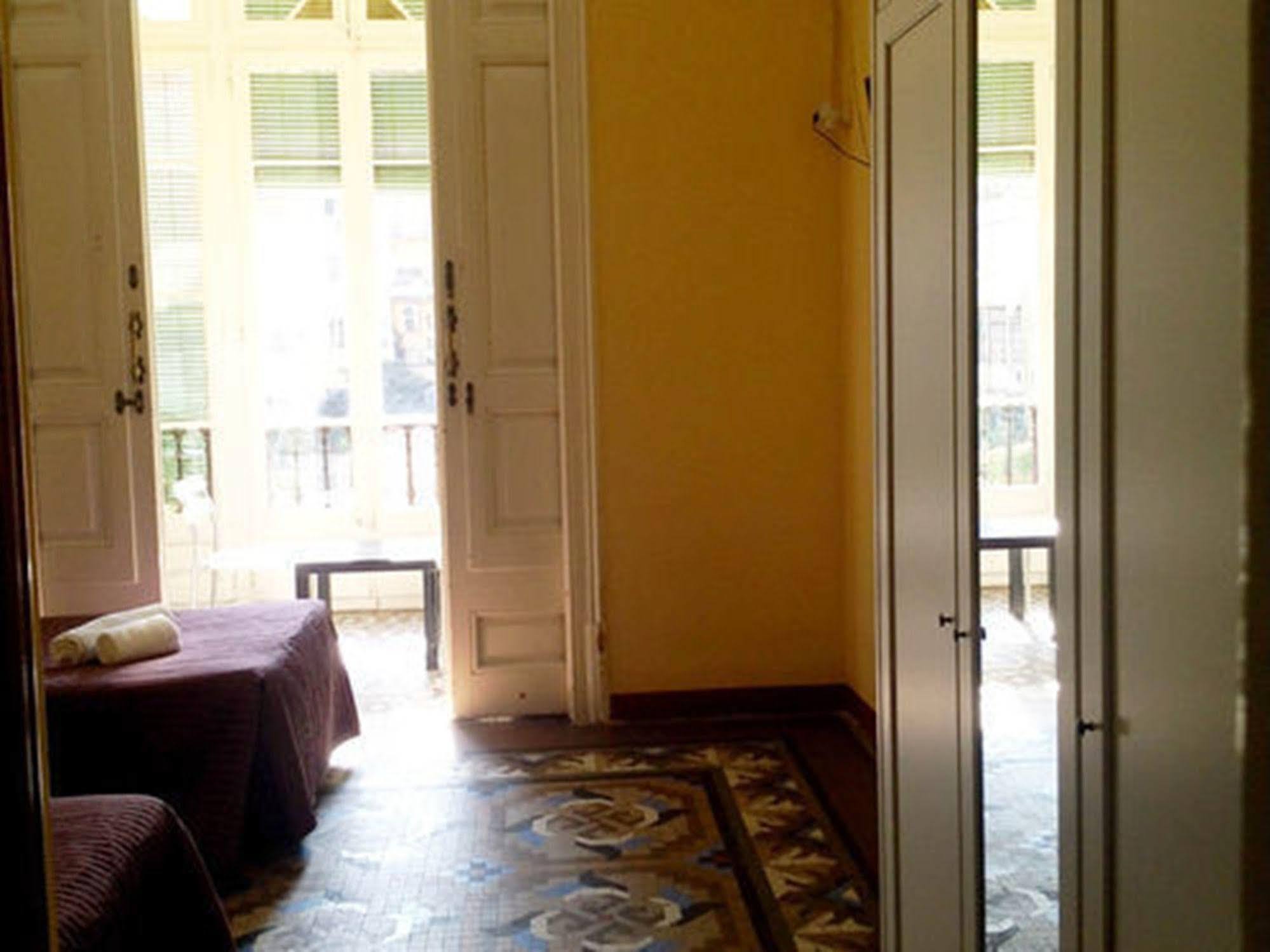 Hostal Balmes Centro Барселона Экстерьер фото